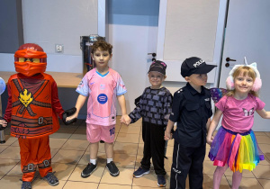 Dzieci pozują do zdjęcia.