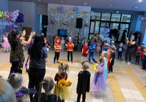 Dzieci tańczą w kole.