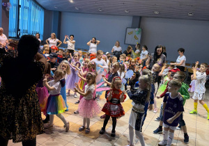 Dzieci naśladują ruchy animatorki.