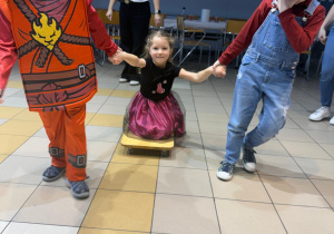 Dzieci jadą na saneczkach.