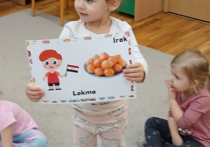 03. Dziewczynka pokazuje ilustrację.