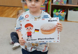 04. Chłopiec pokazuje ilustrację.