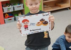 06. Chłopiec pokazuje ilustrację.