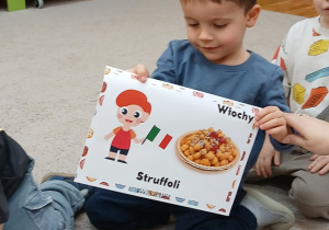 07. Chłopiec pokazuje ilustrację.