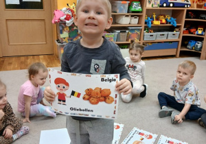 11. Chłopiec ze zdjęciem.