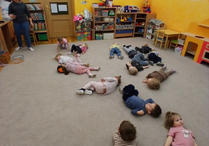 14. Dzieci turlają się po dywanie.