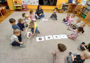 17. Chłopiec układa ilustracje pączków.