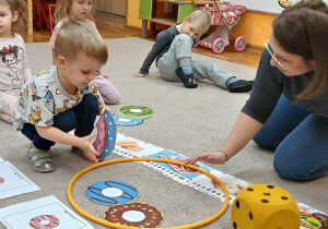 21. Chłopiec układa w kole pączki.