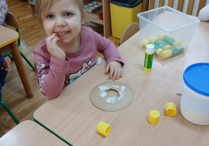 23. Dziewczynka wykonuje prace plastyczną.