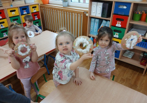 25. Dzieci z gotową pracą plastyczną.