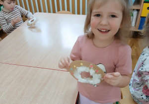 26. Dziewczynka z pączkiem.