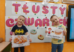 29. Chłopcy z ilustracjami.