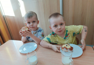 34. Dzieci jedzą pączki.