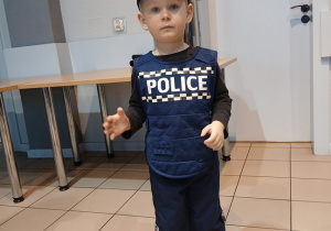 03. Chłopiec w stroju policjanta.