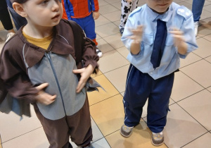 06. Chłopiec w przebraniu ptaka i policjanta.