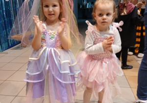 10. Dziewczynki tańczą na balu.