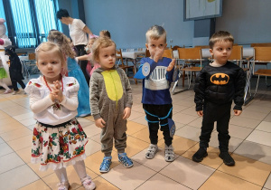 12. Dzieci tańczą podczas zabawy karnawałowej.