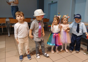 13. Dzieci tańczą podczas zabawy karnawałowej.