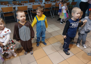 15. Dzieci tańczą podczas zabawy karnawałowej.