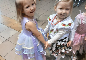 16. Dziewczynki tańczą w parze.