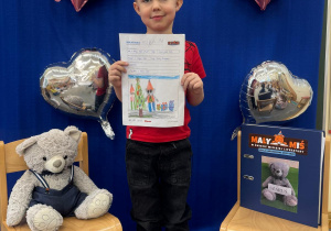 Dumny uczestnik projektu prezentuje ilustrację do przeczytanej bajki.