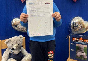 Uczestnik projektu pokazuje swoją ilustrację do ulubionej historii.