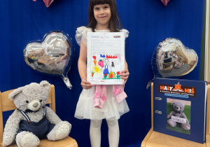 Dziewczynka prezentuje swoją pracę w ramach projektu czytelniczego.