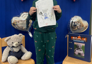 Chłopiec prezentuje swoją ulubioną historię przeczytaną Misiowi.