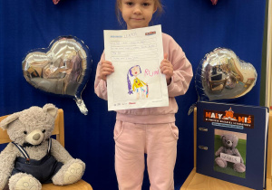 Uczestniczka projektu pokazuje ilustrację do przeczytanej bajki.