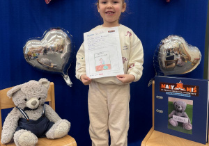 Dziewczynka z Misiem i Dzienniczkiem Małego Misia podczas prezentacji.