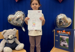 Dziewczynka dzieli się wrażeniami z czytelniczej przygody.