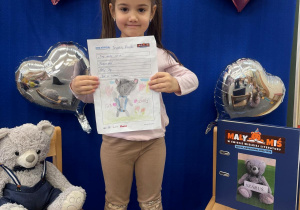 Dziewczynka z Misiem i Dzienniczkiem Małego Misia podczas prezentacji.