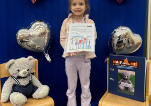 Uczestniczka projektu pokazuje ilustrację do przeczytanej bajki.