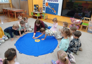 02 Dzieci umieszczają planety na planszy