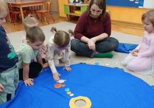 03 Dziewczyna umieszcza planetę na planszy