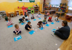 05 Przedszkolaki układają ilustracje