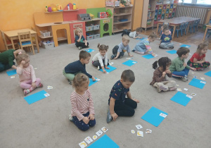 06 Dzieci układają ilustracje