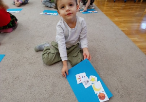 08 Chłopczyk pokazuje swoja pracę