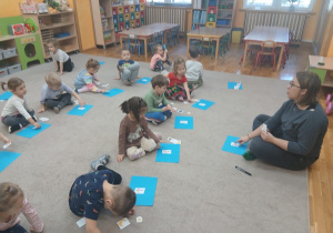 07 Dzieci słuchają poleceń nauczyciela