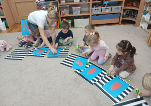 10 Dzieci układają rakietę z figur