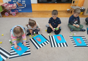 11 Dzieci układają rakietę z figur