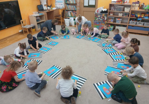 12 Dzieci układają rakietę z figur geometrycznych