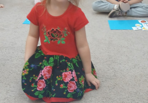 09 Dziewczynka pokazuje swoja pracę