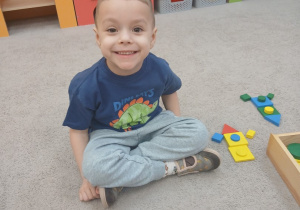 13 Chłopiec pokazuje rakietę którą ułożył