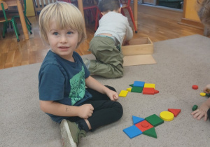 14 Chłopiec pokazuje rakietę którą ułożył