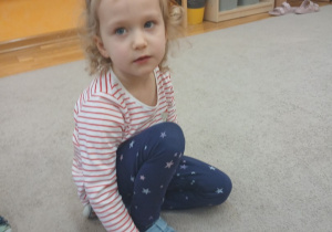 15 Dziewczynka pokazuje rakietę którą ułożyła