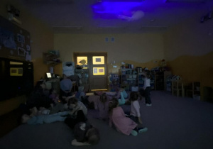 18 Dzieci oglądają projekcie kosmosu
