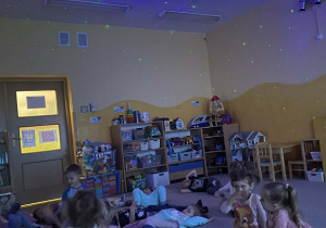 19 Dzieci oglądają projekcie kosmosu