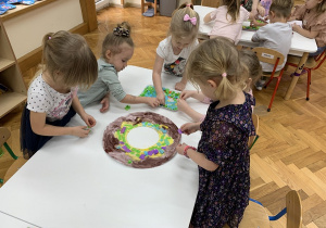 Wyklejanie pączka bibułą.