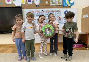 Dzieci i ich pączek.